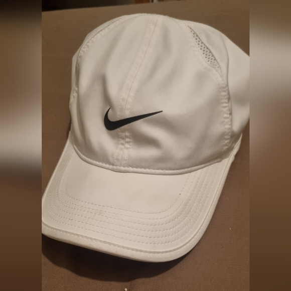 Nike Classic White Hat - Picture 1 of 2